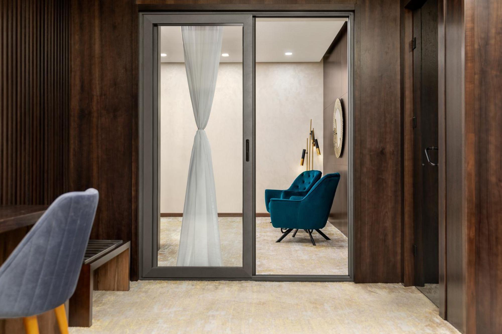 ホテル Wyndham Garden タシュケント エクステリア 写真
