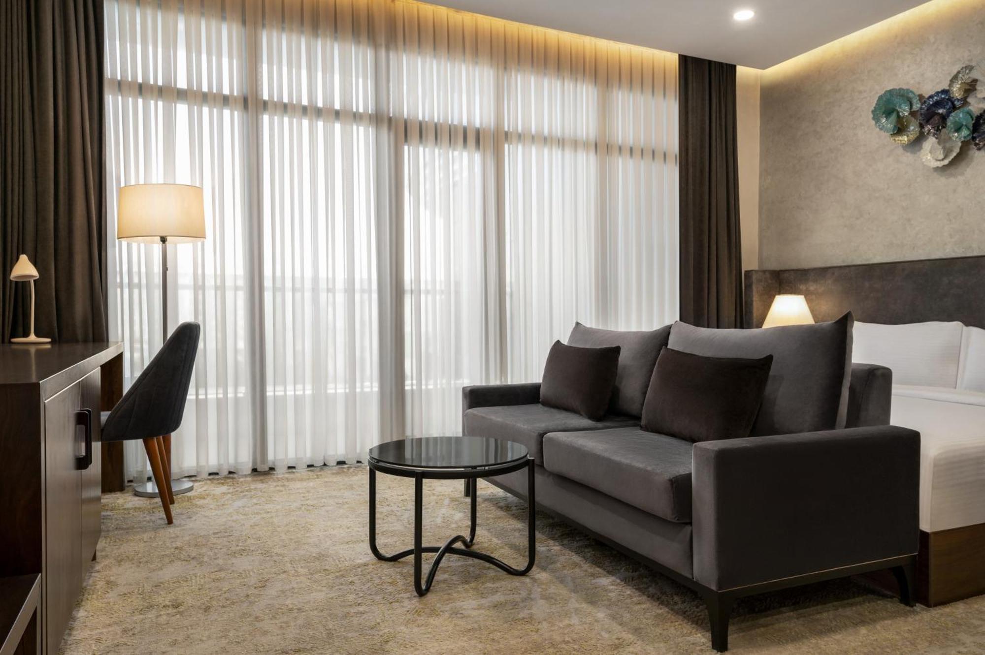 ホテル Wyndham Garden タシュケント エクステリア 写真