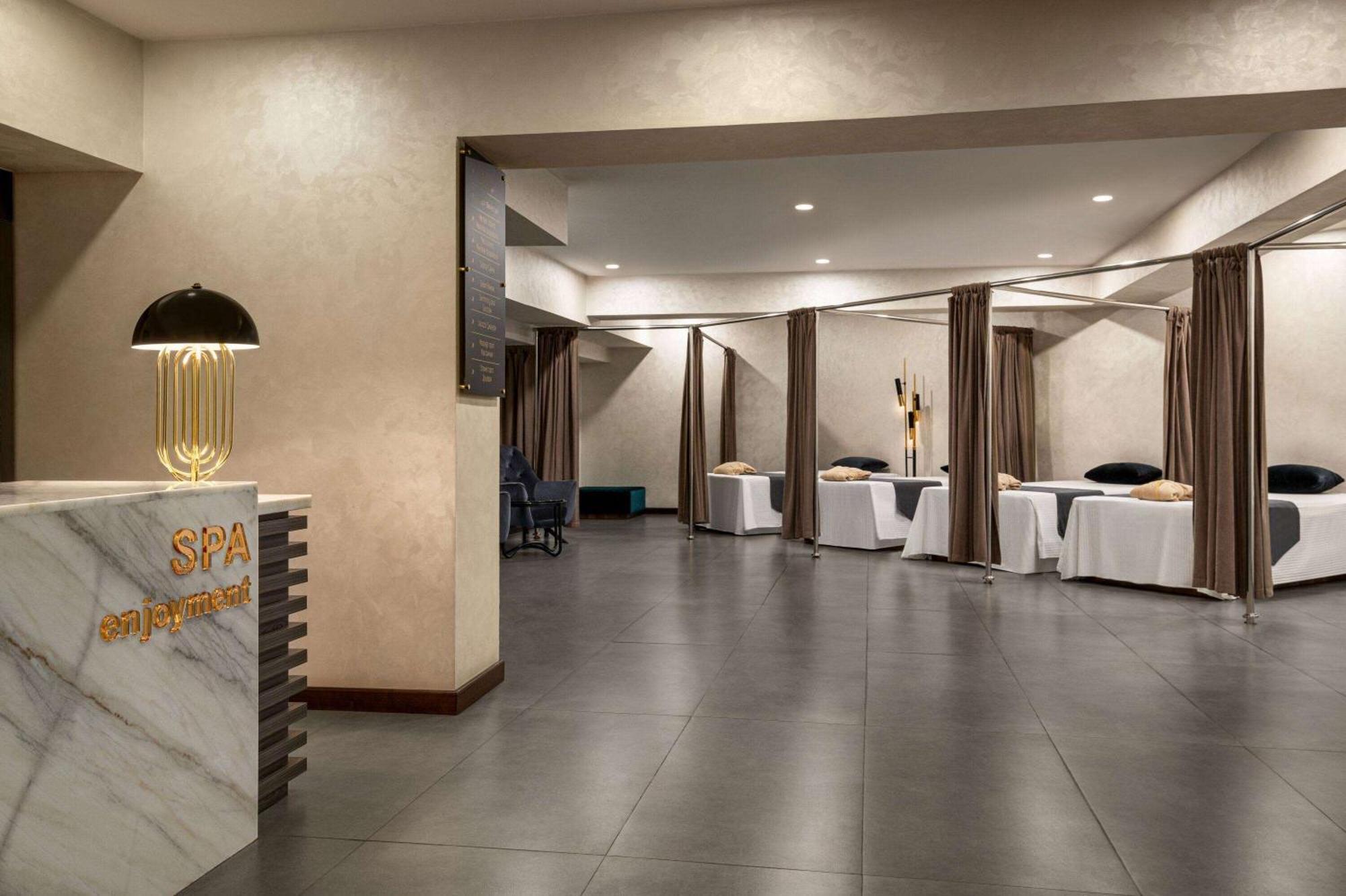 ホテル Wyndham Garden タシュケント エクステリア 写真