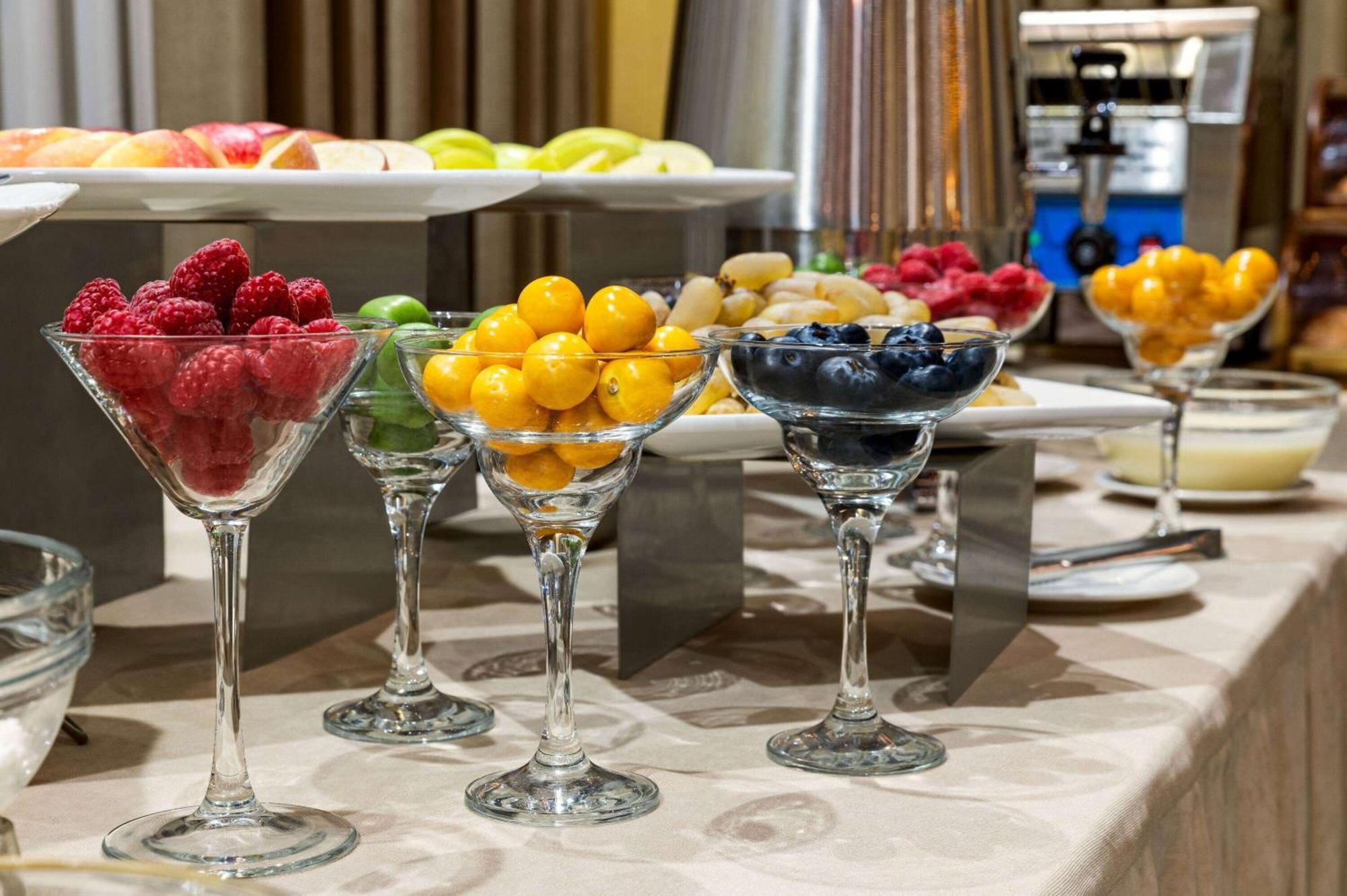ホテル Wyndham Garden タシュケント エクステリア 写真