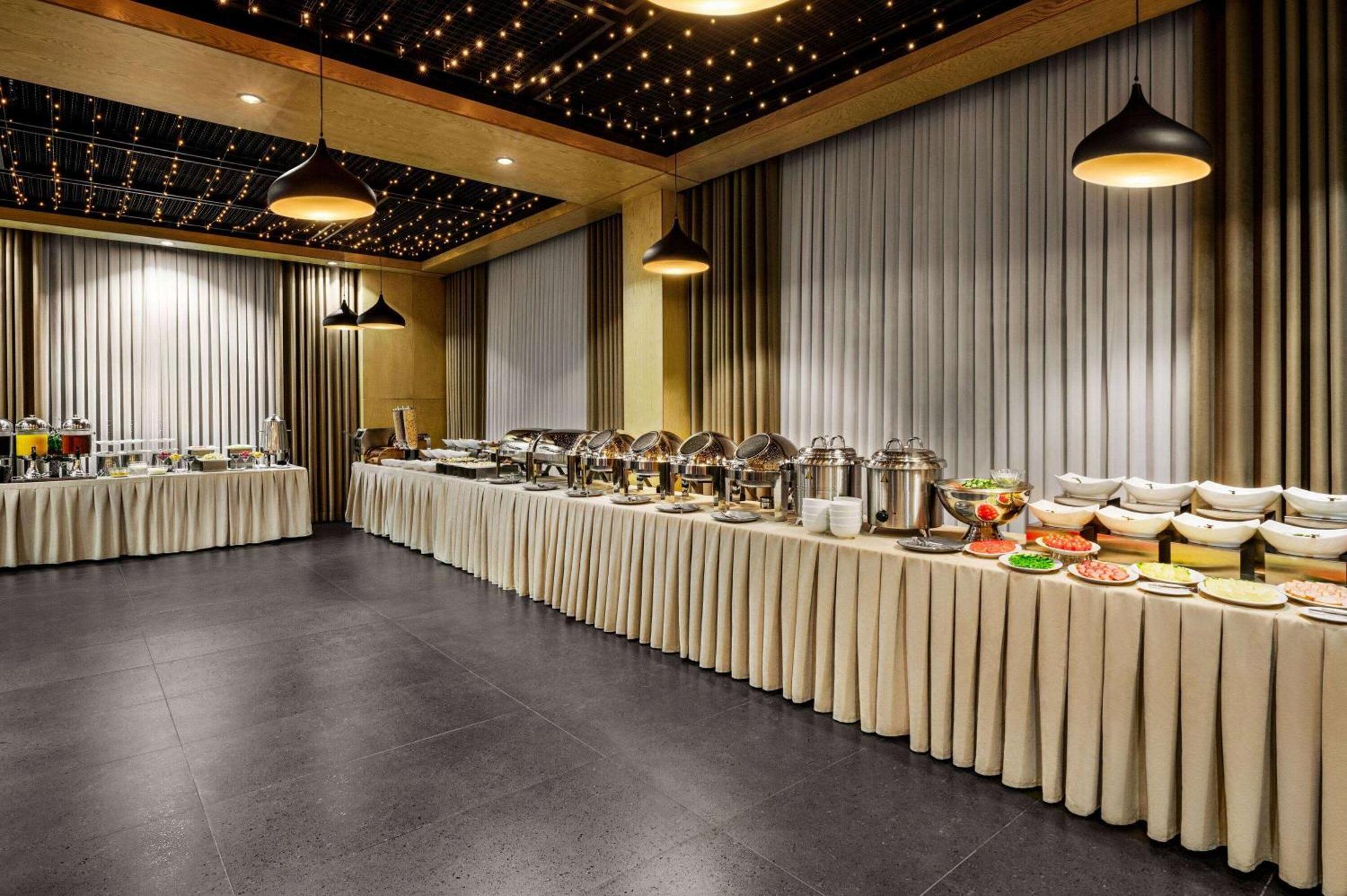 ホテル Wyndham Garden タシュケント エクステリア 写真